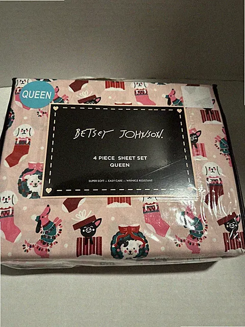 BETSEY JOHNSON Pink Red QUEEN Holiday Dogs CHRISTMAS 4 Pc Sheet Set