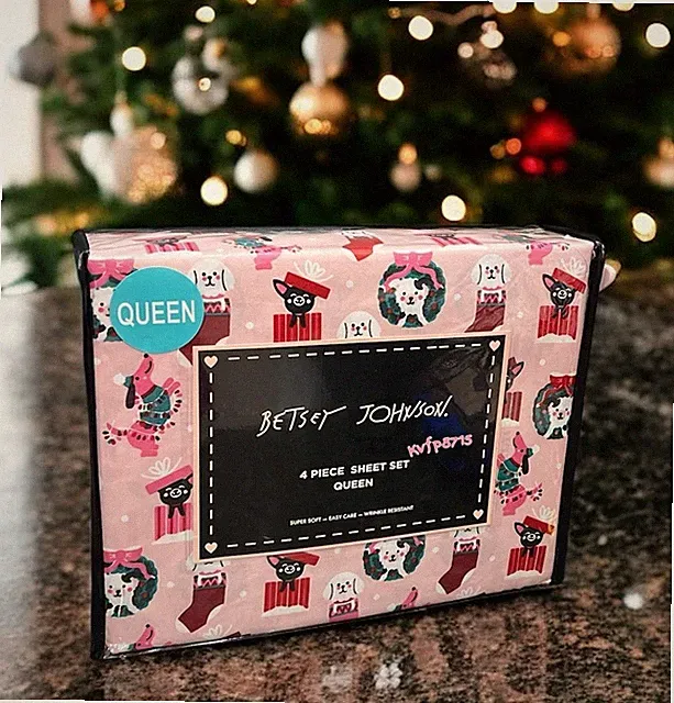 Christmas Dog Queen Sheet Set 4 Piece NWT Betsey Johnson Pink Chihuahua Dogs